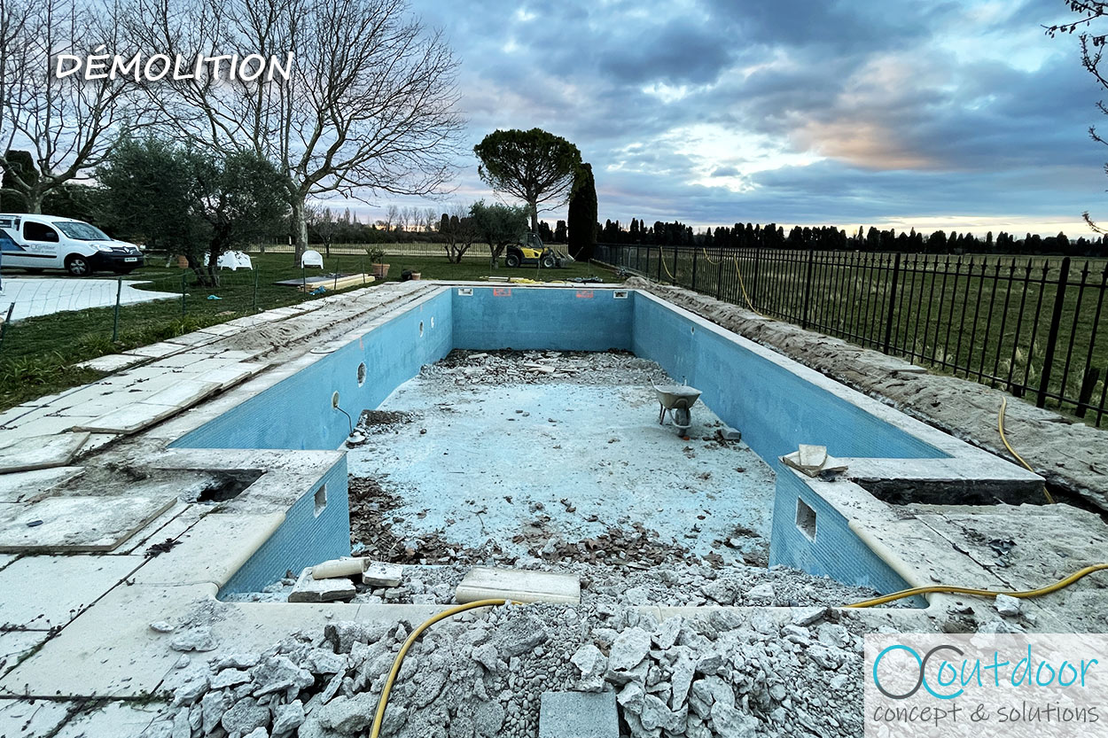 Etape de démolition d'un projet de rénovation de piscine
